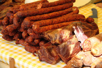 frische Wurstwaren auf dem Markt