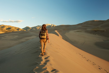 Obraz na płótnie Canvas A tourist traveled through the desert