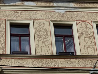 Finestre di un palazzo antico con decorazioni gotiche a Praga in Repubblica Ceca.