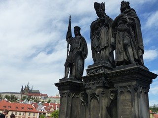 Obraz premium Gruppo di statue di Santi sul ponte Carlo a Praga in Repubblica Ceca.