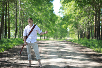 Obraz premium A man with a guitar on summer day outdoors