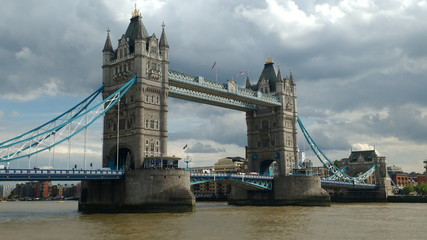 Fototapeta na wymiar The Tower Bridge over the river Thames in London