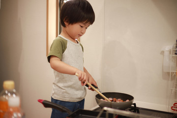 料理する男の子