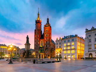 Fototapeta Krakow. St. Mary's Church and market square at dawn. obraz