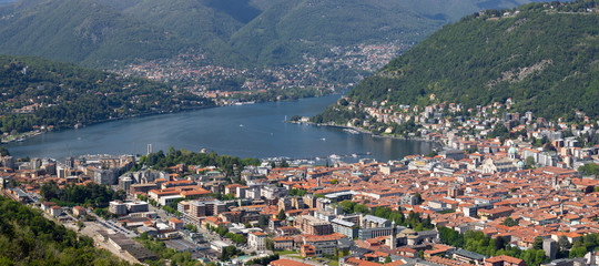 Fototapeta na wymiar Como - The city with the Cathedral and lake Como.
