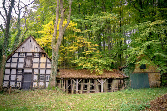 Altes verlassenes Fachwerkhaus mit Scheune - alte Hofstelle