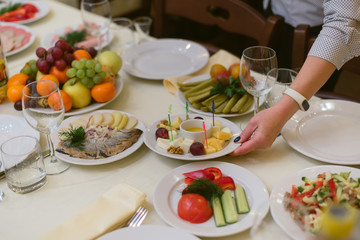 The waiter carries dishes at the festival.