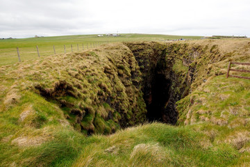 The Gloup Höhle auf der Insel Orkney