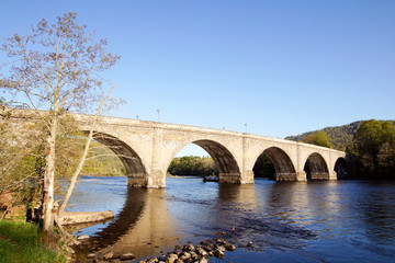 Fototapeta na wymiar Dunkeld Bridge über den schottischen Fluß Tay
