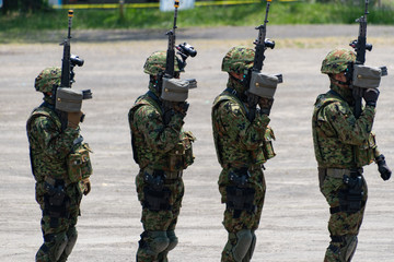 武装した自衛官