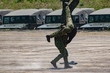 Naklejka premium 格闘する自衛官
