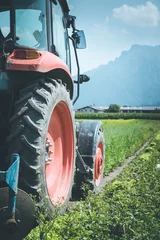 Papier Peint photo Tracteur Découpe du champ de culture du tracteur au printemps, agriculture