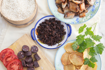 Natural and homemade cooking ingredients to make the recipe of baked rice with ribs