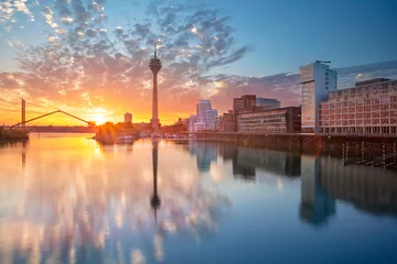 Düsseldorf, Deutschland. Stadtbild von Düsseldorf, Deutschland mit dem Medienhafen und der Spiegelung der Stadt im Rhein bei Sonnenaufgang. © rudi1976