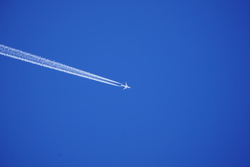 Flugzeug über die schweizer Alpen
