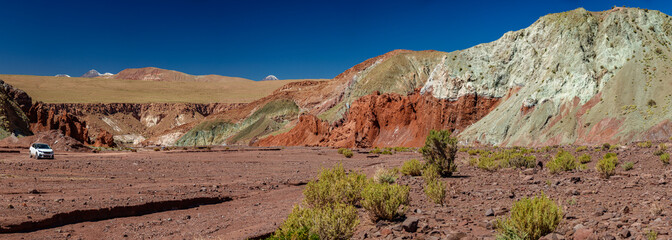 Huge gigapan of rainbow valley with tourist car
