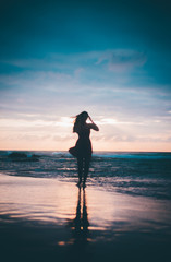 Modelo posando en la playa