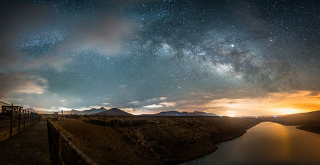 Bonito paisaje nocturno 