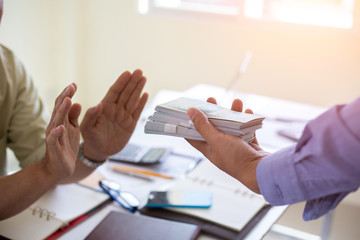 Male businessmen are counting friends' banknotes as expenses for investing in online sales.concept