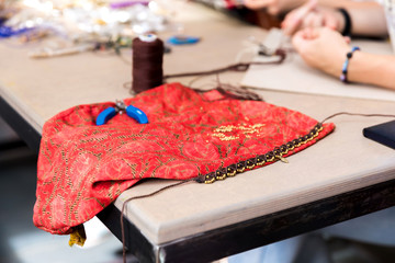 Weaving knots on the master class on macrame