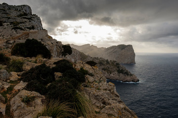 Landschaft und Steilküste auf der Halbinsel Formentor, Mallorca, Balearen, Spanien