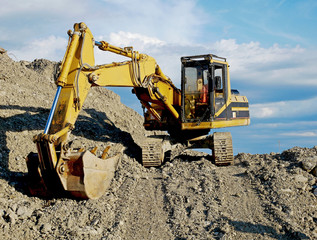 Una ruspa sul terreno di lavoro in un cantiere edile. 