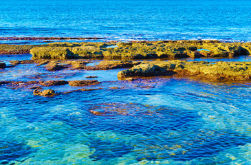 Fototapeta na wymiar Paesaggio di mare con rocce.