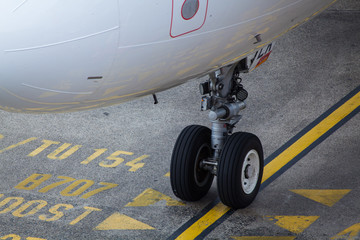 Bugfahrwerk eines Flugzeuges in Parkposition