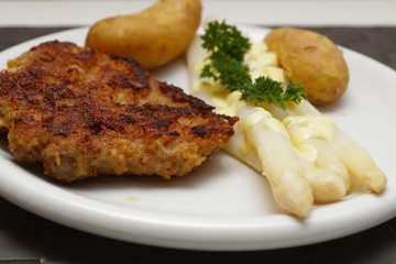 Spargel mit Schnitzel und neue Kartoffeln