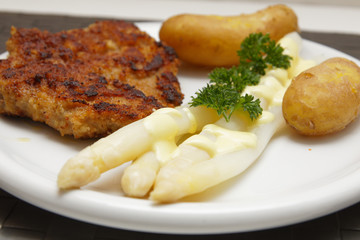 Spargel mit Schnitzel und neue Kartoffeln
