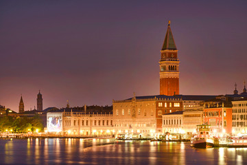 Fototapeta premium Venezia in notturna.
