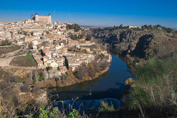 Fototapeta na wymiar Nice landscape of the city of Toledo on a sunny day with nice blue sky