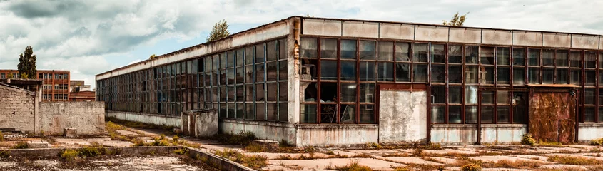 Foto auf Acrylglas verlassenes Fabriklager mit zerbrochenen Fenstern © Roberto Sorin