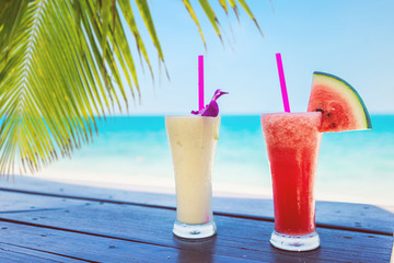 cocktails vor strand hintergrund