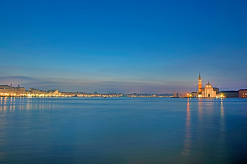 Fototapeta na wymiar Venezia, paesaggio notturno della laguna.