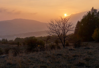Blick vom Bauersberg zum Kreuzberg, dem heiligen Berg der Franken, Biosphärenreservat Rhön, Unterfranken, Franken, Bayern, Deutschland.