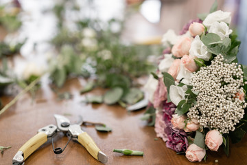 Master class on making bouquets. Summer bouquet. Learning flower arranging, making beautiful bouquets with your own hands. Flowers delivery