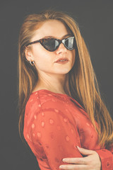 Frau, 23-30 Jahre jung, brünett, Portrait mit Sonnenbrille