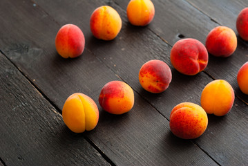 Obraz na płótnie Canvas peaches on black wood table