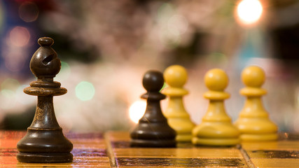 Scacchi fotografati su una scacchiera