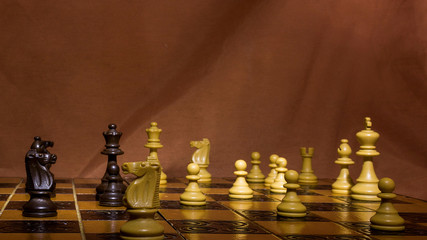 Scacchi fotografati su una scacchiera