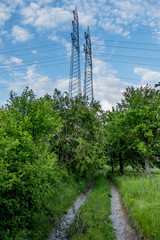 Obraz premium Strommasten und Feldweg