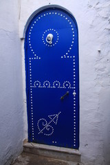 une porte cloutée dans la Médina d'Hammamet