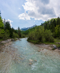 Wanderweg am Straneggbach im Almtal Hetzau mit glasklaren Wasser im Hintergrund das tote Gebirge