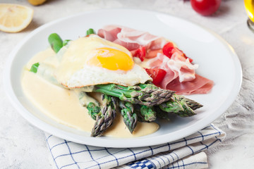 Green asparagus with ham, egg and hollandaise sauce