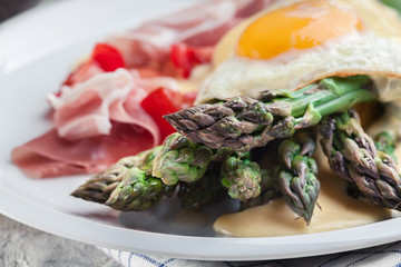 Green asparagus with ham, egg and hollandaise sauce