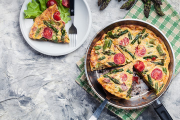 Frittata made of eggs, asparagus and tomatoes