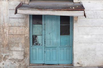 Fachada y entrada antigua