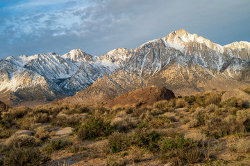 Fototapeta na wymiar desert view of Eastern Sierra Nevada mountain range, Lone Pine, California