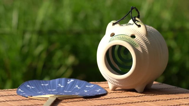 日本の夏の風物詩 蚊取り豚と線香の煙
